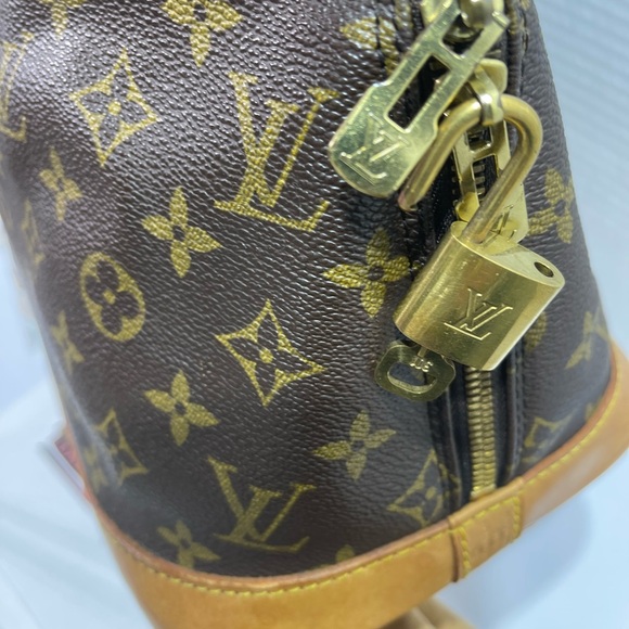 Louis Vuitton Alma no d ring in Monogram comes with dust bag, lock and key. - Picture 15 of 15